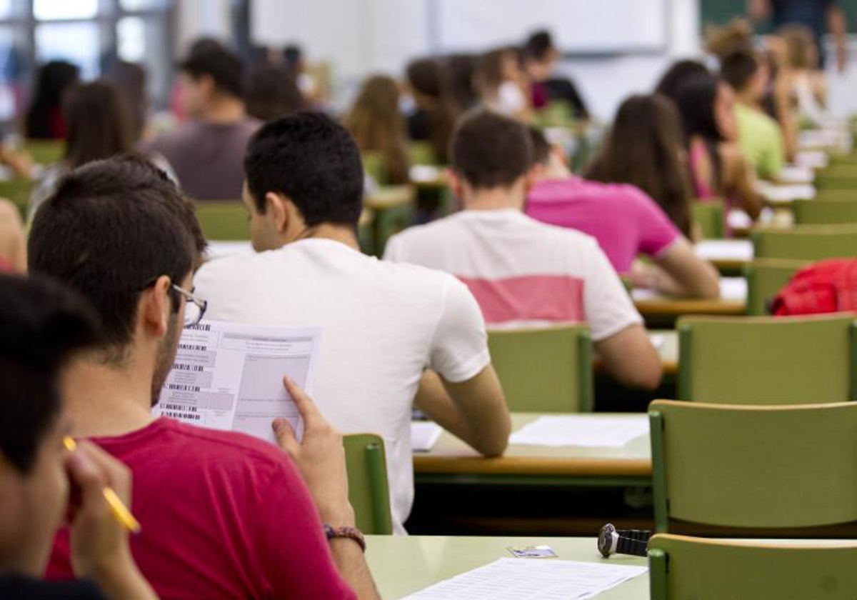 Estudiantes durante un examen en la Comunidad Valenciana