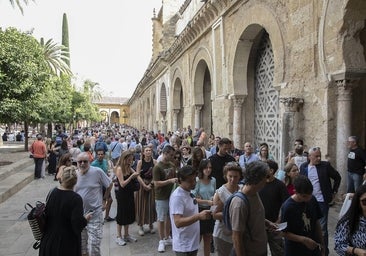 Fotos: El bullicioso ambiente turístico en Córdoba en el puente