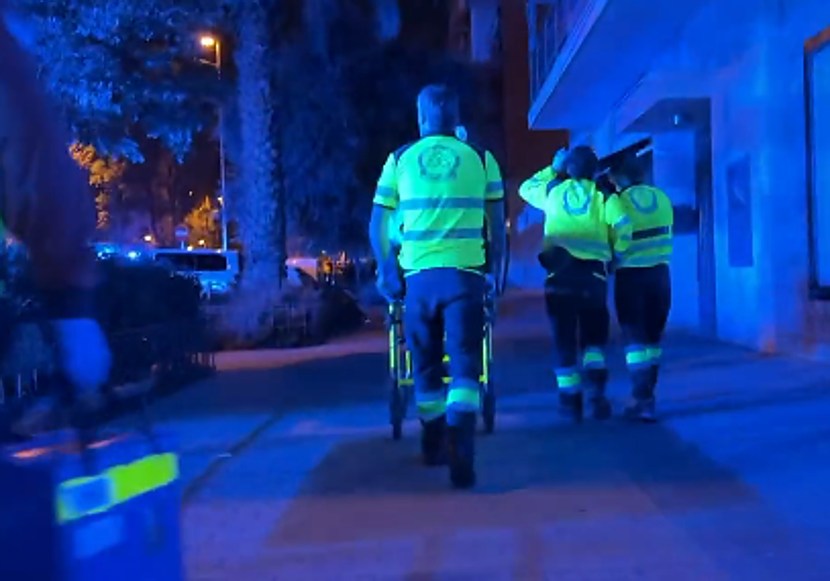 Los sanitarios trasladan al herido