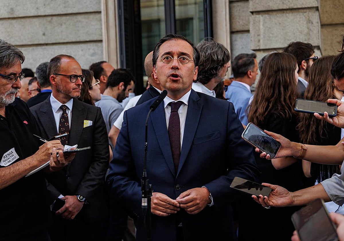 El ministro de Asuntos Exteriores, José Manuel Albares, atiende a la prensa en el patio del Congreso