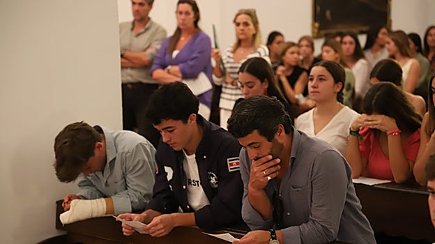 Amigos de Álvaro durante los rezos