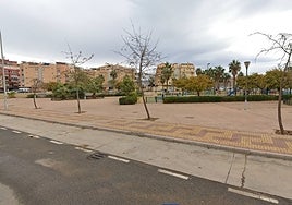 Encuentran a un bebé abandonado y llorando en el suelo de una calle de Málaga