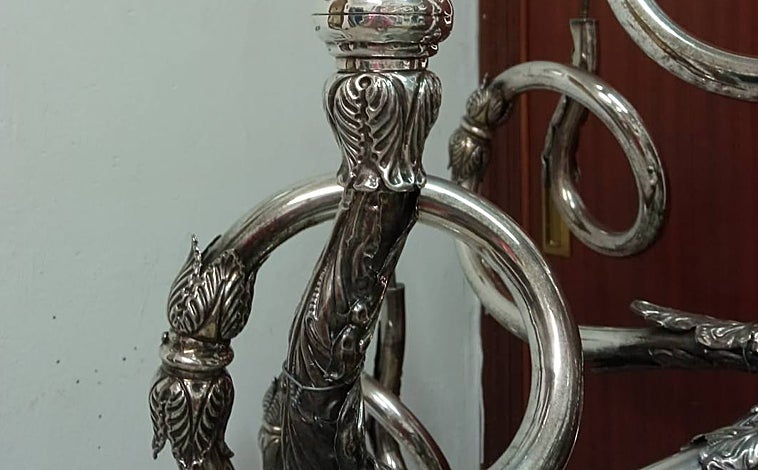 Imagen principal - Distintas partes de los nuevos candelabros para el paso de palio de la Virgen de la Estrella