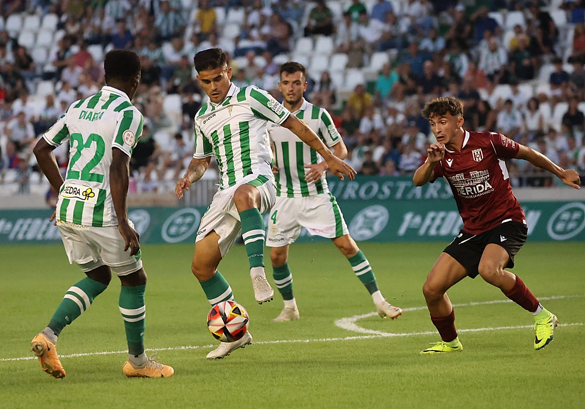 Kuki Zalazar controla el balón durante el partido en El Arcángel