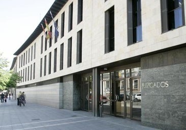 Al banquillo por incumplir la orden de alejamiento el novio de la mujer que se precipitó por la ventana en Delicias