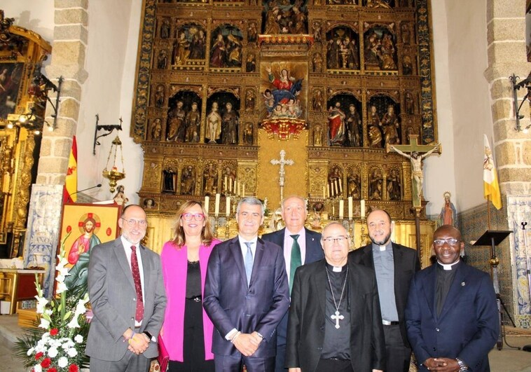 El arzobispo de Toledo junto a otras autoridades durante la inauguración del retablo