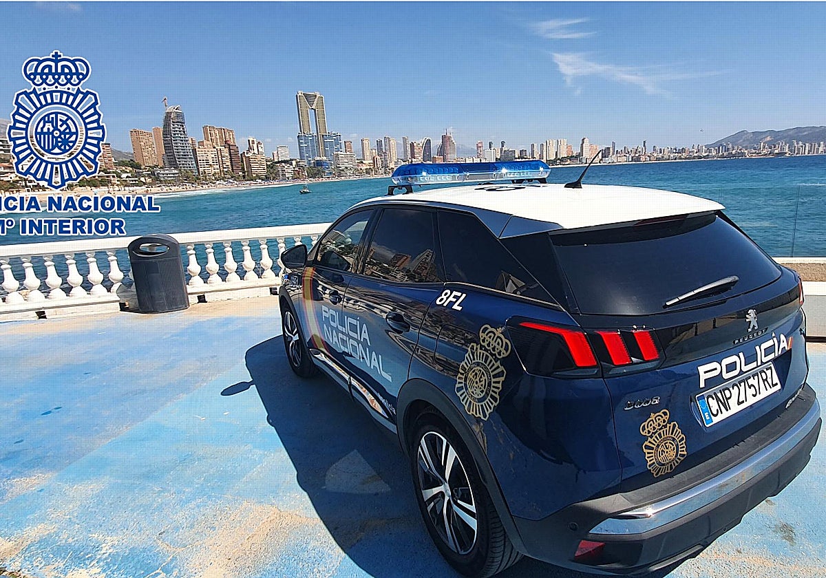 Un coche patrulla de la Policía Nacional en Benidorm.