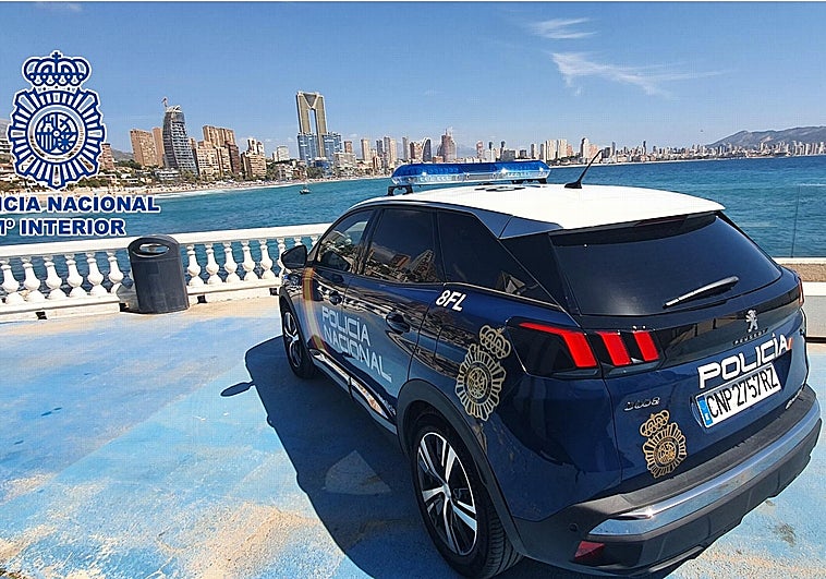Un coche patrulla de la Policía Nacional en Benidorm.