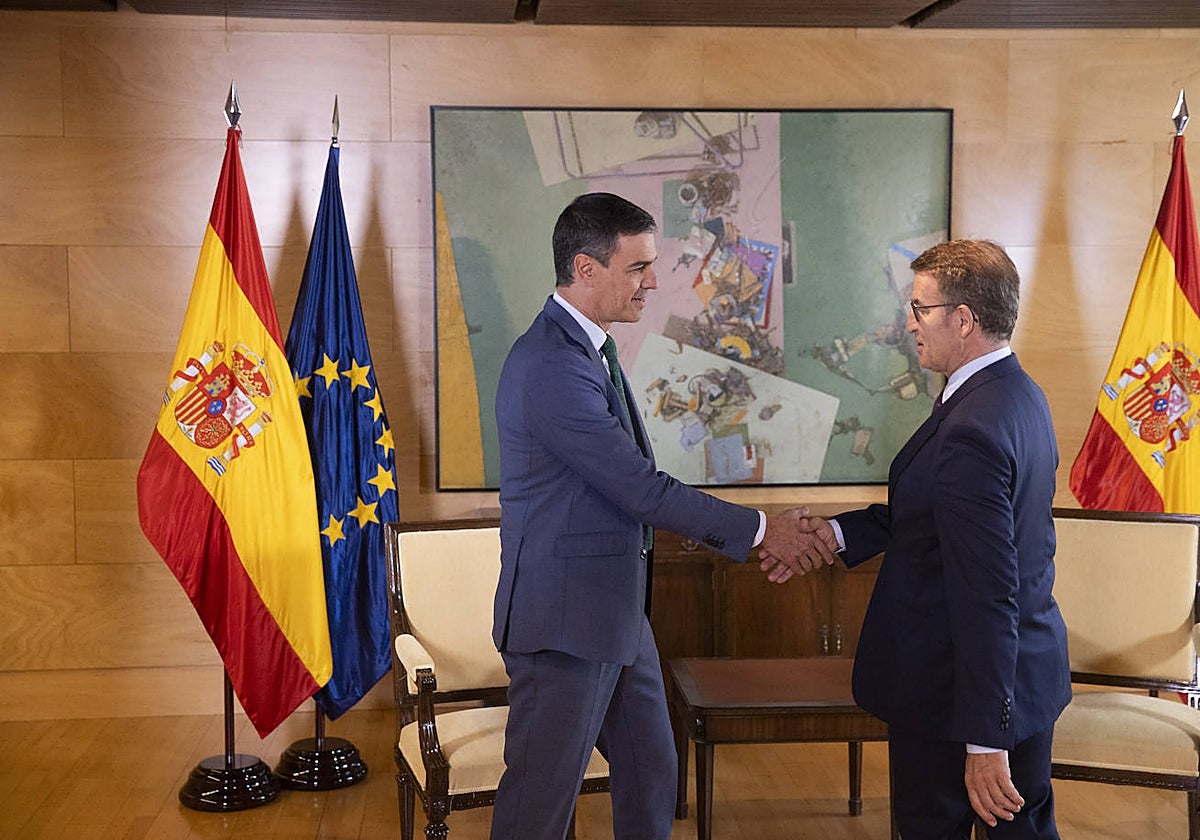 Pedro Sánchez y Alberto Núñez Feijóo, en el encuentro que mantuvieron el lunes