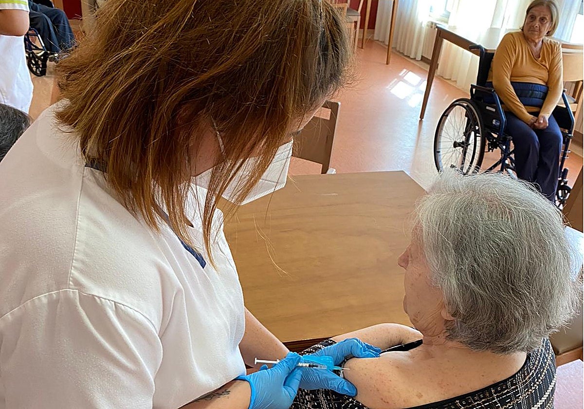 Personal sanitario vacuna a una mujer durante una campaña de inmunización de la Conselleria de Sanidad.