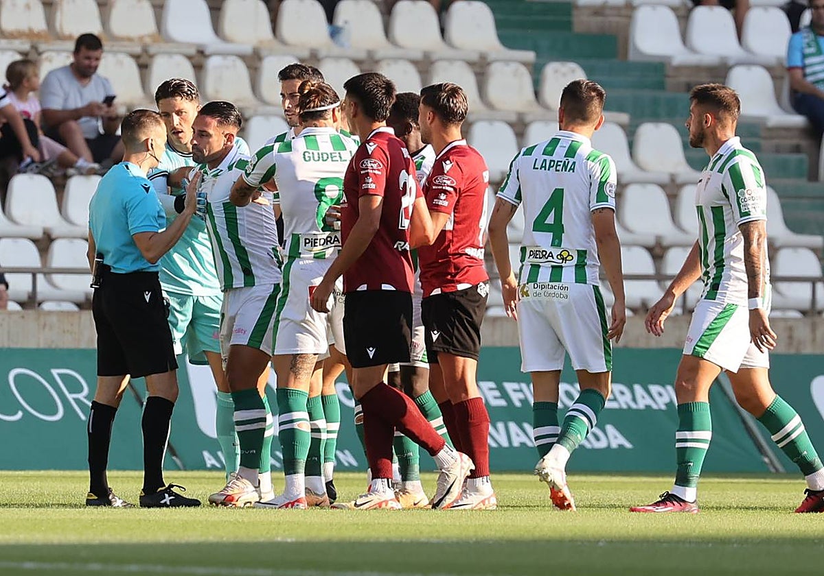 Los jugadores del Córdoba protestan la expulsión de Kike Márquez