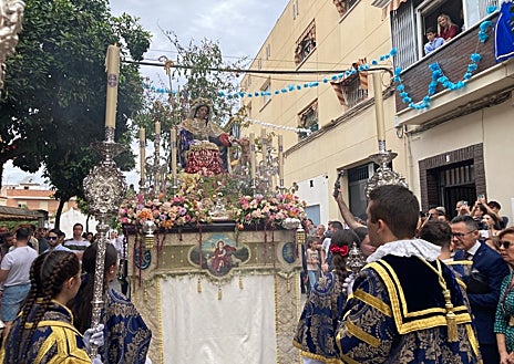 Imagen secundaria 1 - Numerosos vecinos y jóvenes acompañaron a la Divina Pastora de las Almas durante su salida de este domingo por las calles del Campo de la Verdad engalanadas con colgaduras 