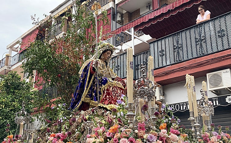 Imagen principal - Numerosos vecinos y jóvenes acompañaron a la Divina Pastora de las Almas durante su salida de este domingo por las calles del Campo de la Verdad engalanadas con colgaduras 