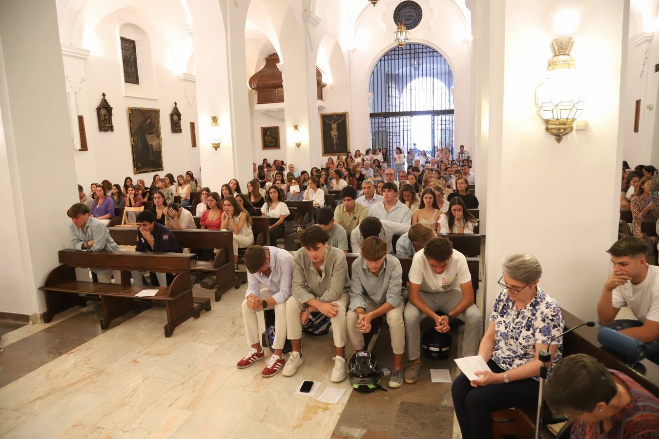 Fotos: la multitudinaria oración por Álvaro Prieto en la iglesia de las Esclavas de Córdoba