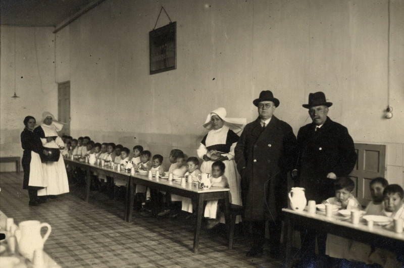 La 'Gota de Leche' se ocupó de la atención de lactantes y sus madres. Para los casos de orfandad y familias sin recursos, la Beneficencia Provincial dispuso en el edifico de San Pedro Mártir la Casa Cuna para menores de siete años y la sección de “asilados” hasta los dieciséis. La foto recoge una visita al comedor infantil hacia 1928. Archivo Municipal de Toledo