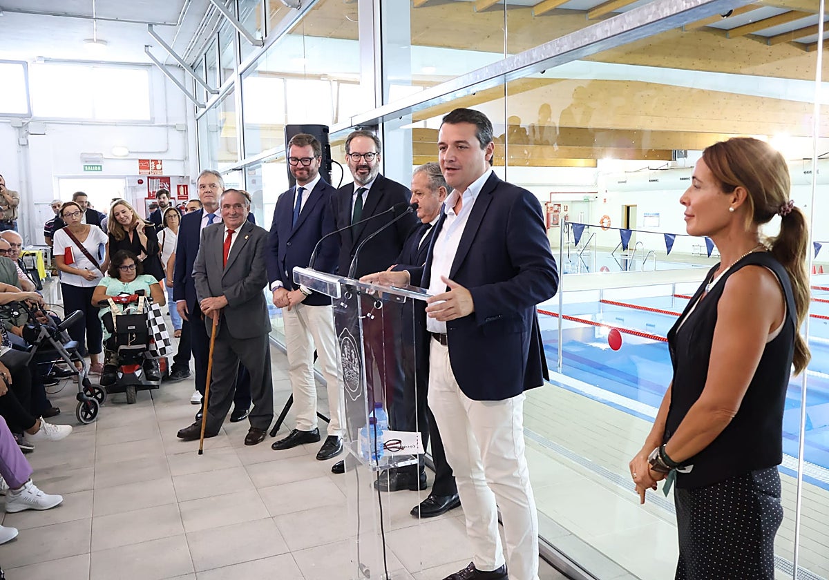 El alcalde de Córdoba, en el atril, y el delegado del Gobierno, este lunes en un acto institucionaln gafas)