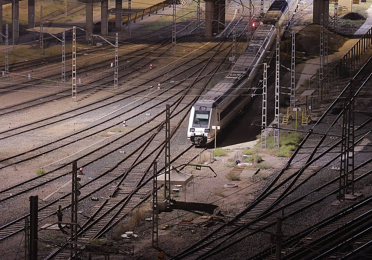 Un tren pasa por las vías de Santa Justa en el punto donde la UME y la Policía rastrearon este domingo