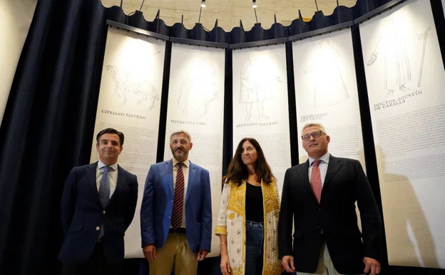 El director de la Fundación de Castilla y León, Juan Zapatero;  el director de la Fundación Miguel Delibes, Fernando Zamácola, y Mario Crespo, comisario de la exposición.  Les acompaña la arquitecta Beatriz Rubio