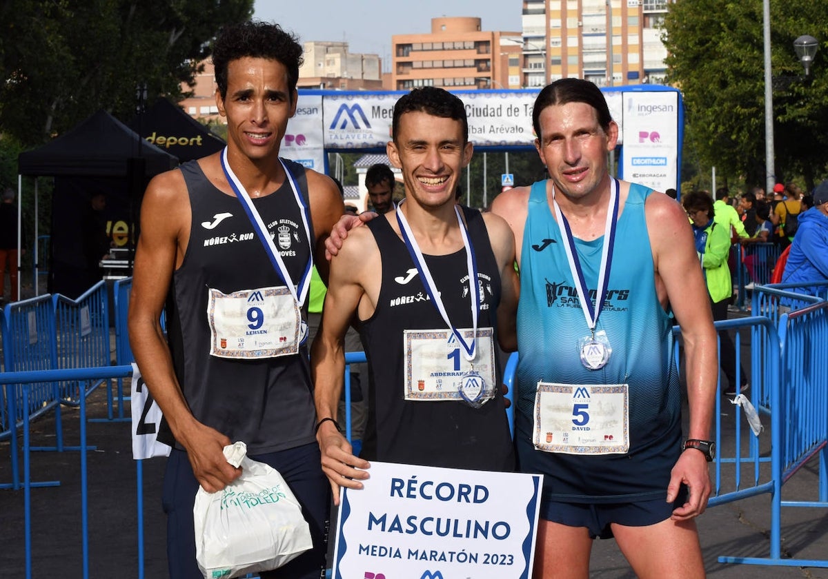 El podio en la Media Maratón Ciudad de Talavera, con Abderrahmane Aferdi en el centro, secundado por Lehsen Sidahmed y David El Coleta