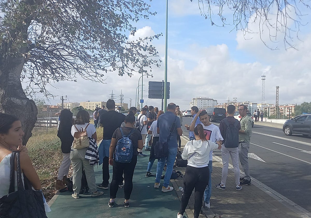 Reporteros apostados en el puente de la Carretera de Carmona desde donde se tomaron las imágenes