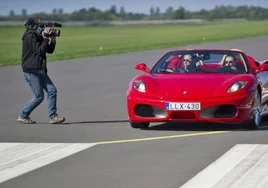 Ferrari 'fake': un vendedor de coches de segunda mano se libra de pagar dos millones por usar un Ford Cougar 'tuneado' como gancho