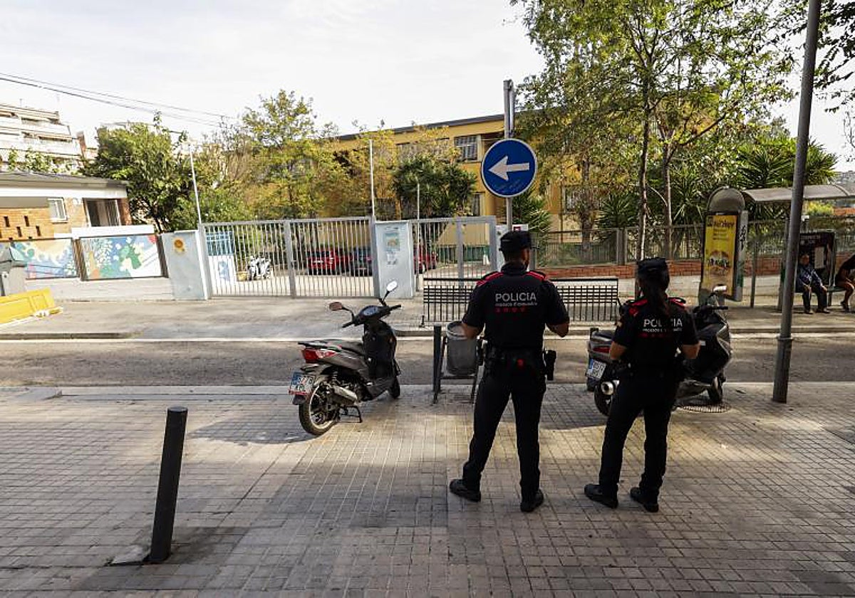 Exterior de la escuela Rubió i Ors de L'Hospitalet, custodiado por dos agentes de los Mossos