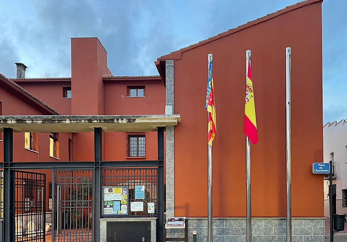 Imagen de la fachada del Ayuntamiento de Potríes (Valencia)