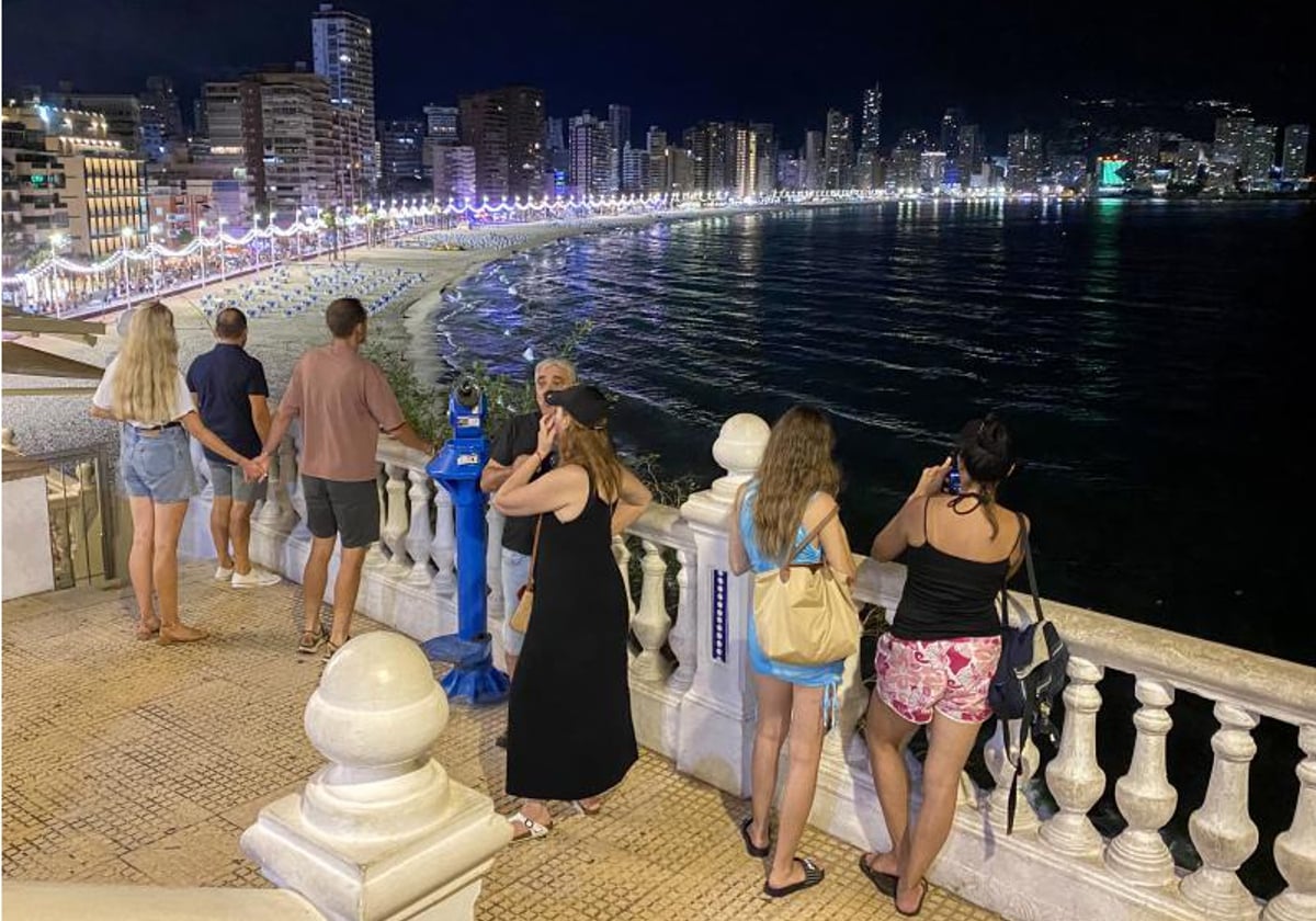 El cambio climático llega a Benidorm: el agua de la playa está más caliente  en octubre que en junio