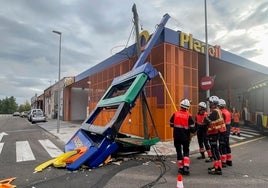 Dos heridos, uno de ellos un bombero, en los  157 incidentes que ha dejado el viento en Castilla y León