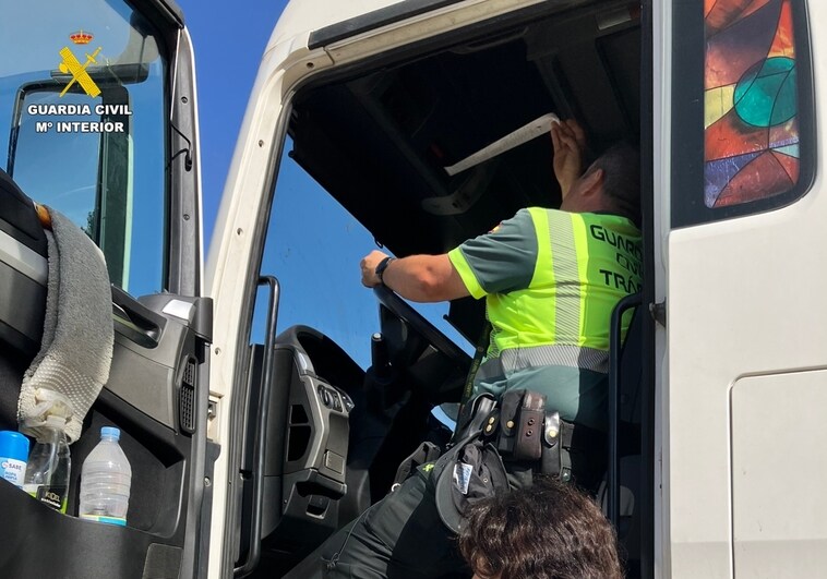 Imagen de un agente de la Guardia Civil dentro de un camión