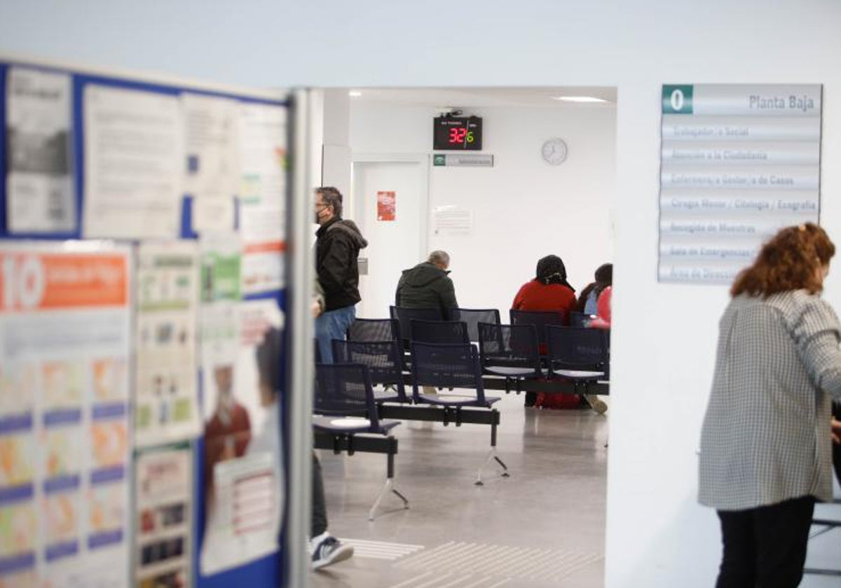 Pacientes en la sala de espera de un centro de salud de Córdoba