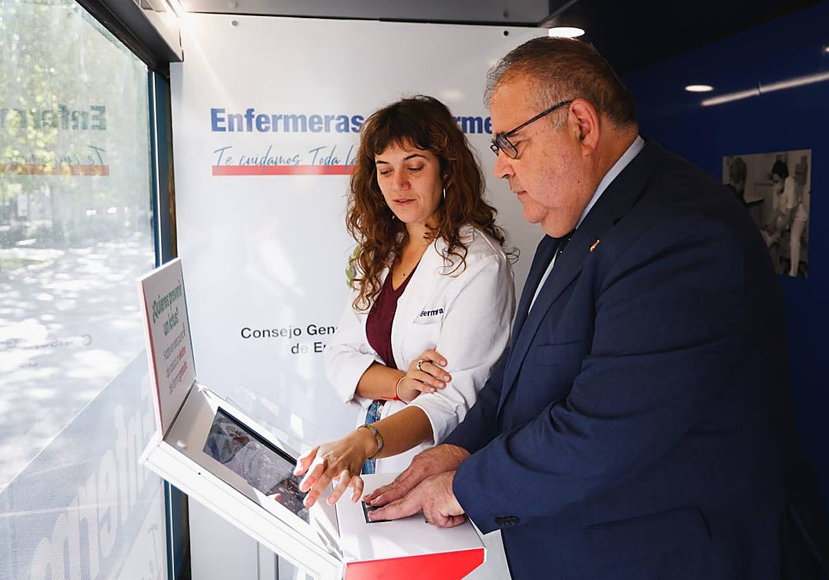 El consejero de Sanidad, Alejandro Vázquez, durante su visita al tráiler sanitario impulsado por el Consejo de Enfermería de Castilla y León