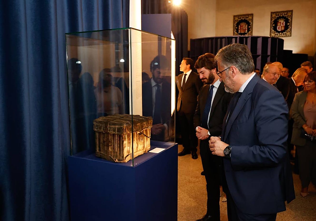Carlos Pollán y Juan García-Gallardo, durante la inauguración de la exposición