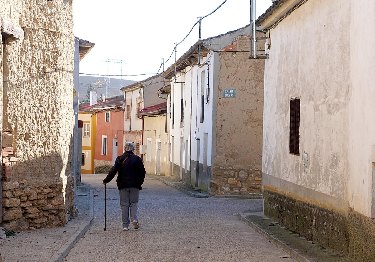 Imagen de archivo de una  mujer en un pueblo