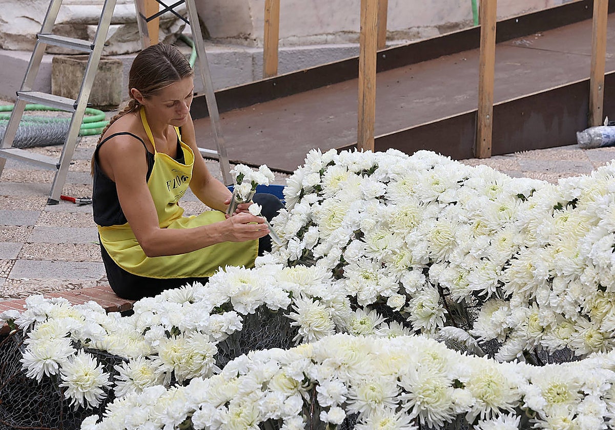 Montaje de una instalación en el patio del Museo Arqueológico de Córdoba