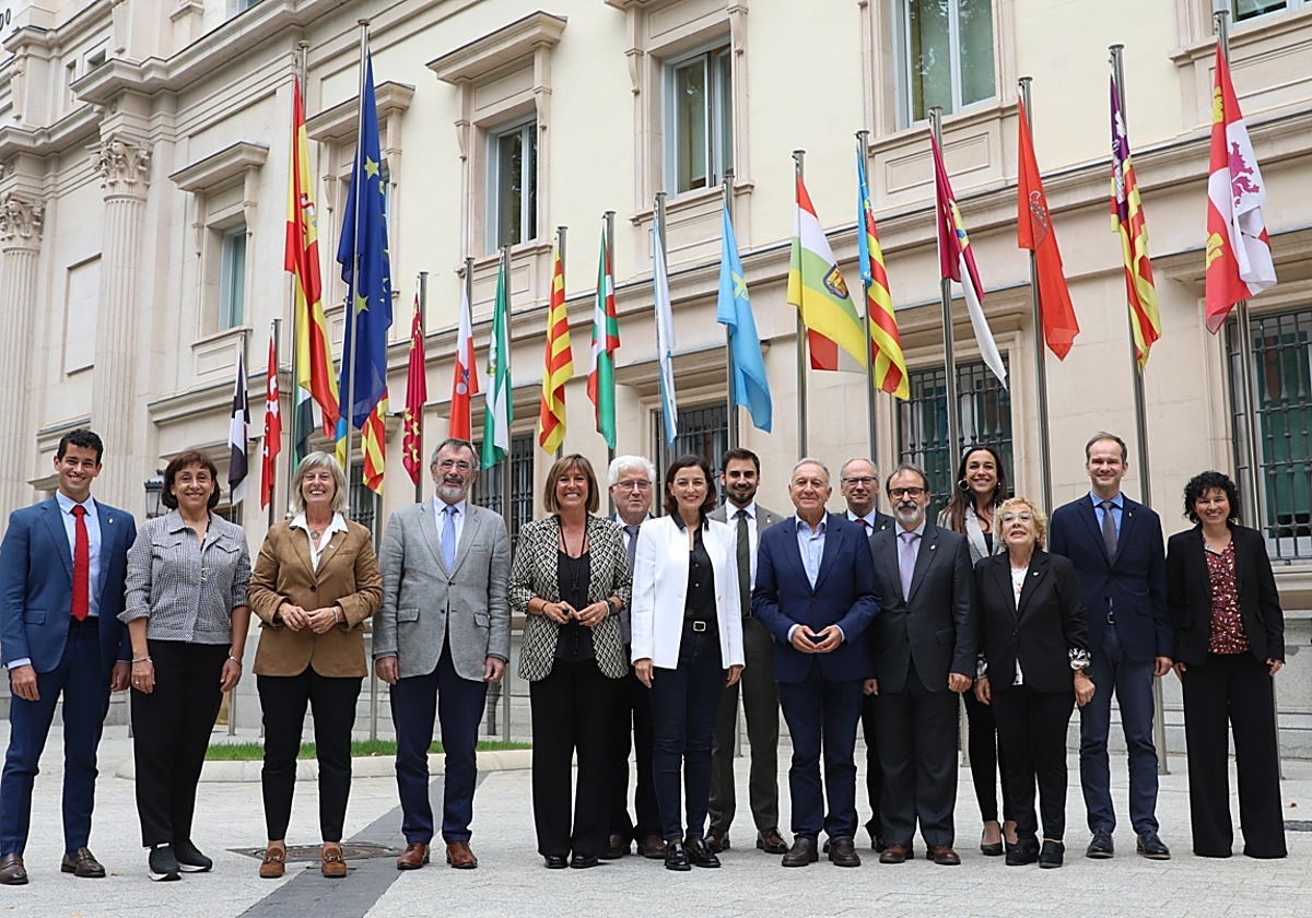 Foto de familia de los quince senadores del PSC que constituyen el grupo territorial Socialistes de Catalunya facilitada por el PSC