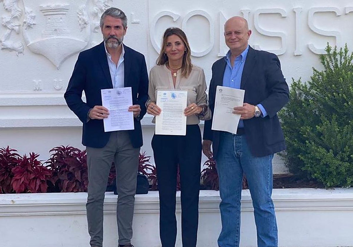 Ana  Mata (PP) al presentar la moción de censura con Juan Carlos Maldonado (Por Mi Pueblo) y Juan Carlos Cuevas (Vox)