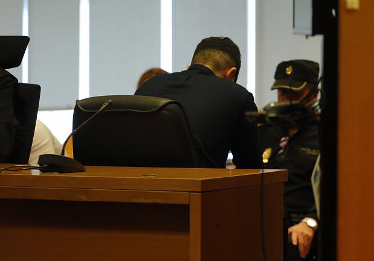 El pandillero David Barcena, de espaldas, se enfrenta a una pena de prisión permanente