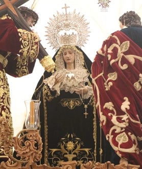 Imagen secundaria 2 - En la imagen superior, la Virgen de la Caridad, sin palio y con candelabros de cola. Debajo a la izquierda, la Virgen de los Dolores, en el paso de misterio con el manto de la Virgen de los Desamparados. A la derecha, vista de la saya cedida por las Angustias