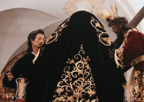 Imagen secundaria 1 - En la imagen superior, la Virgen de la Caridad, sin palio y con candelabros de cola. Debajo a la izquierda, la Virgen de los Dolores, en el paso de misterio con el manto de la Virgen de los Desamparados. A la derecha, vista de la saya cedida por las Angustias