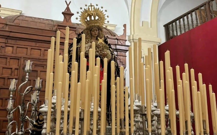 Imagen principal - En la imagen superior, la Virgen de la Caridad, sin palio y con candelabros de cola. Debajo a la izquierda, la Virgen de los Dolores, en el paso de misterio con el manto de la Virgen de los Desamparados. A la derecha, vista de la saya cedida por las Angustias