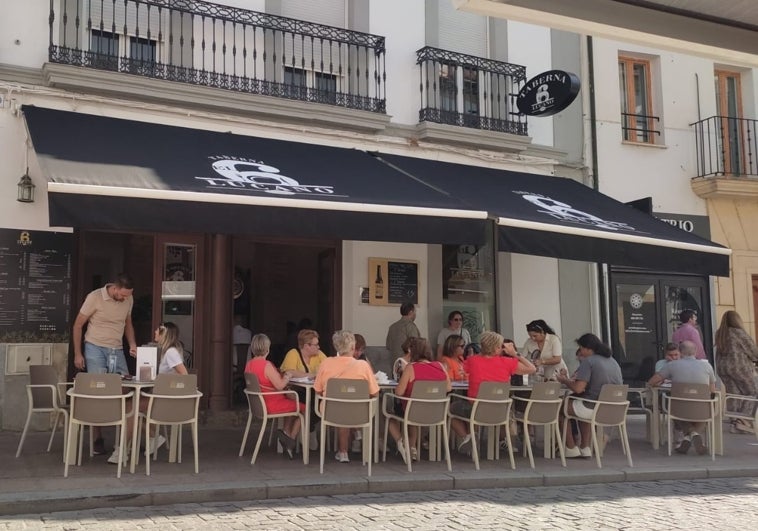 Imagen de la entrada y de la terraza de la 'Taberna el 6, Lucano'