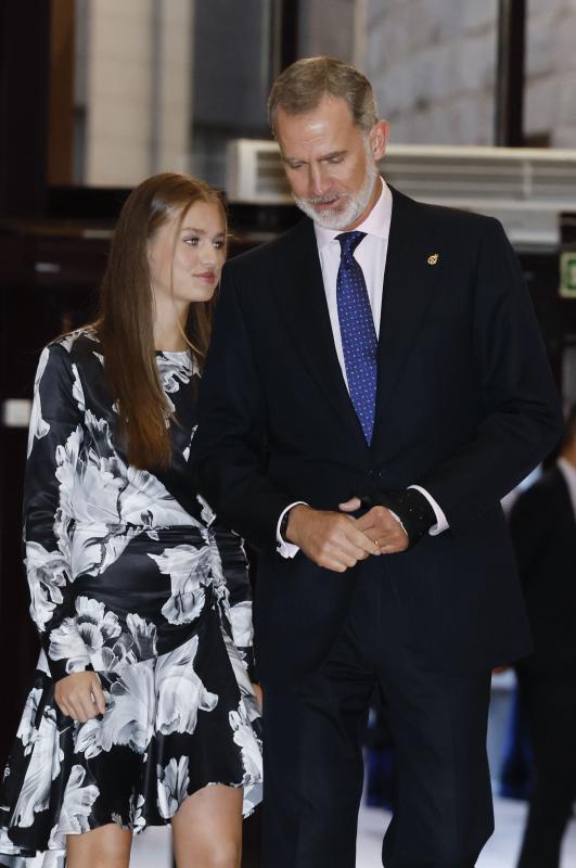 El rey Felipe VI (d) y la princesa Leonor (i) a su llegada al Concierto Premios Princesa de Asturias