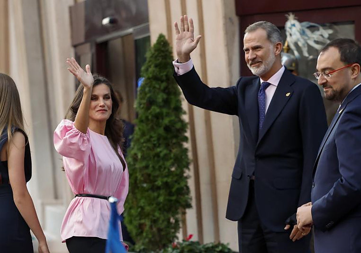 Los reyes Felipe VI (2d) y Letizia (i), junto al presidente del Principado de Asturias, Adrián Barbón (d), saludan a su llegada al Concierto Premios Princesa de Asturias