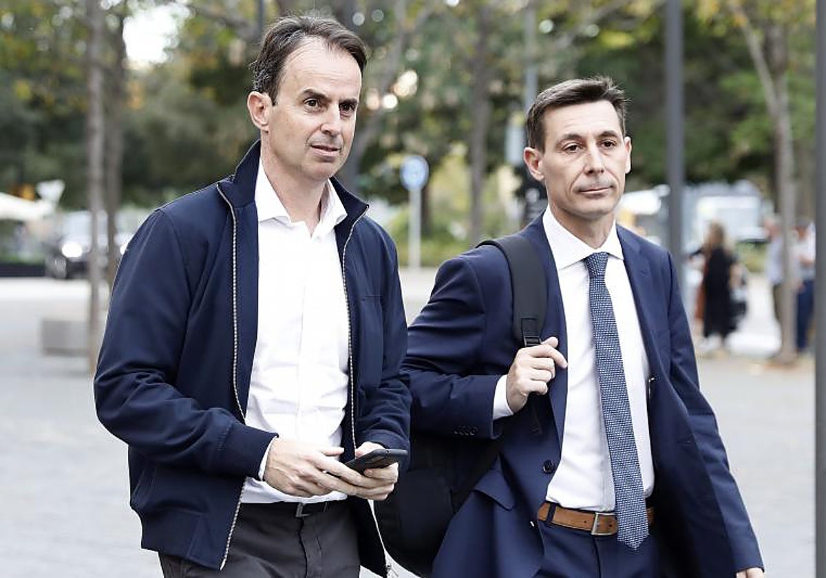 Josep Santacana, junto a su abogado, antes de la última sesión del juicio por alzamiento de bienes