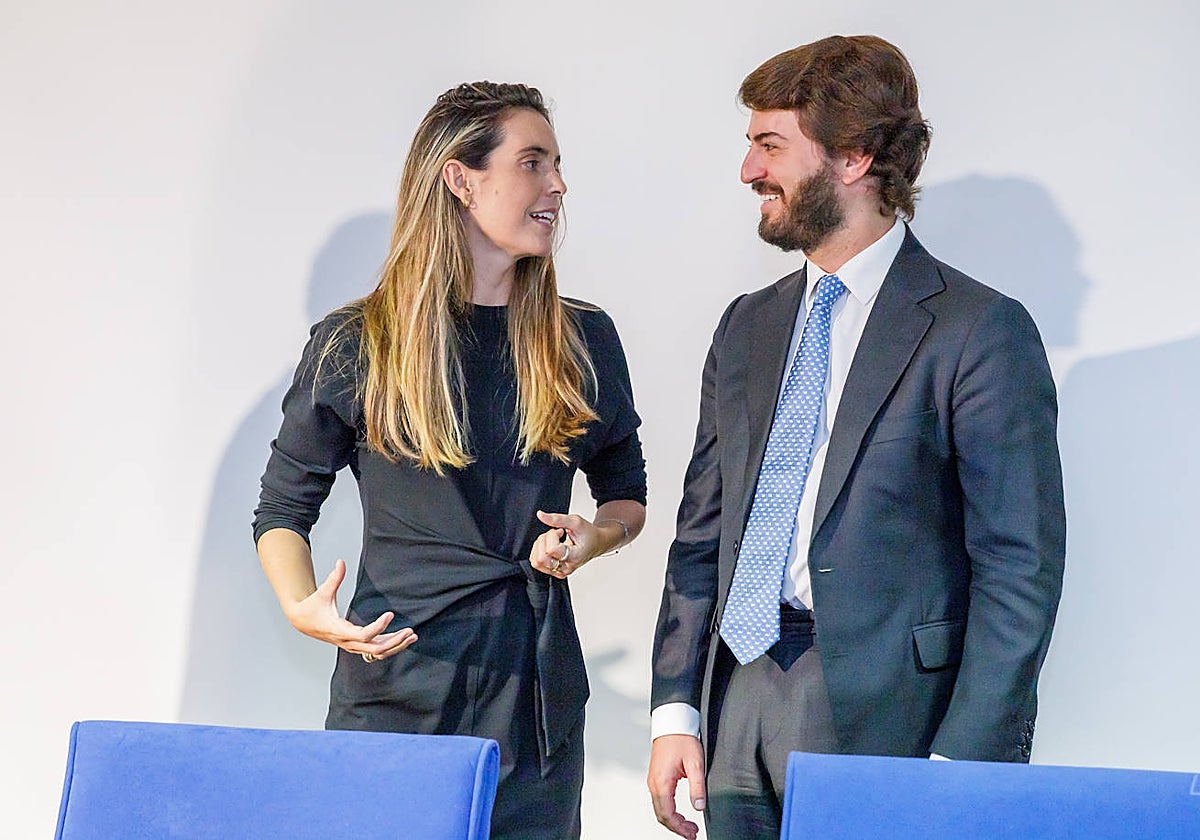 El vicepresidente de la Junta de Castilla y León, Juan García-Gallardo, junto a la deportista Ona Carbonell,