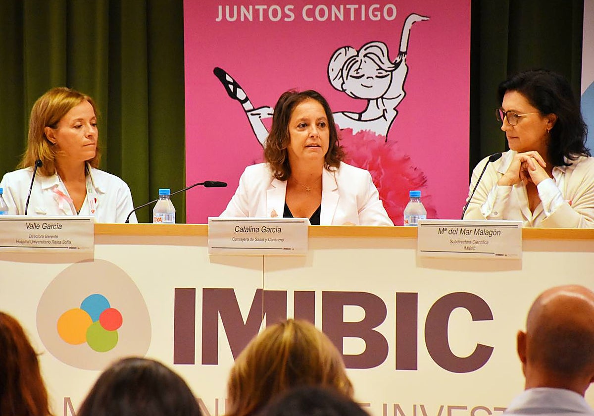 La consejera de Salud, en el centro, durante el acto en el Imibic