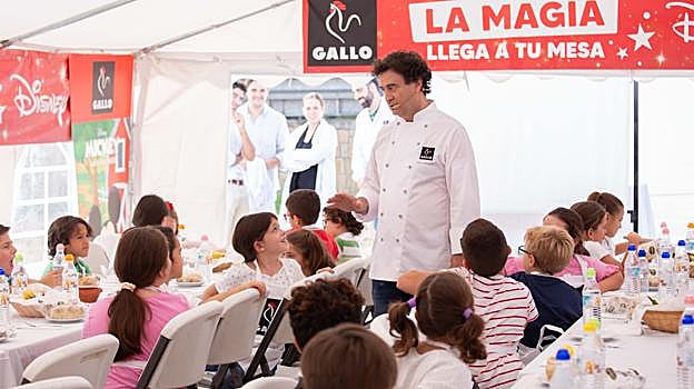El televisivo cocinero Pepe Rodríguez, en el encuentro que tuvo con los niños del colegio Ramón y Cajal