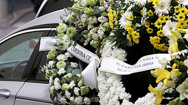 Coronas de flores en el entierro del joven