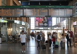 Los jóvenes cordobeses, abonados al ida y vuelta en tren para pasar la noche de fiesta en Sevilla